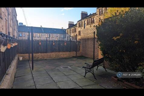 Shared Outdoor Space / Washing Line