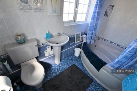 First Floor Main Bathroom