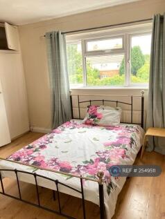 Double Bedroom With En Suit Shower 