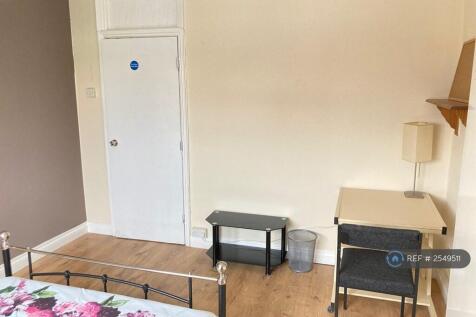 Double Bedroom With En Suit Shower