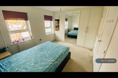 Double Bedroom 3 With Built In Cupboard