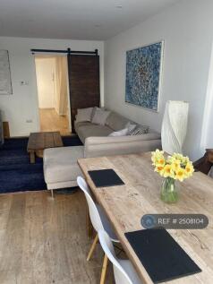 Lounge/Dining