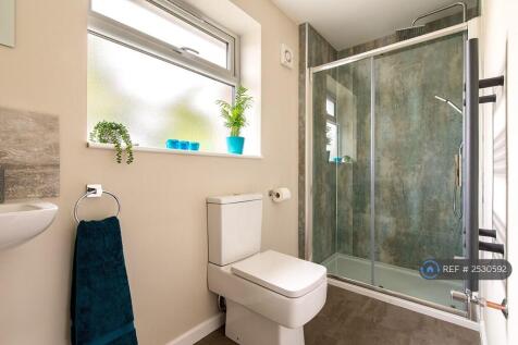 Large En-Suite Bedroom 2