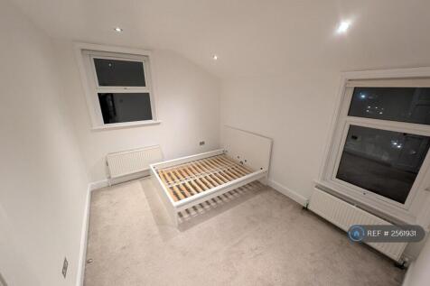 Bedroom 1 - Size 3.70 x 3.05 