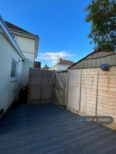 Garden - Gate To Drive