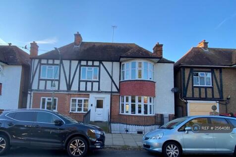 Large Property Opposite Park With Tennis Courts