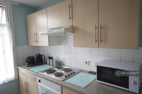 Kitchen With Electric Oven, Hob And Extractor