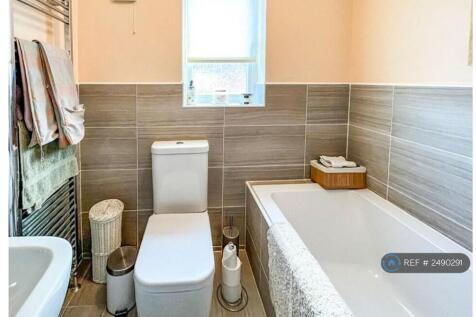 Main Bathroom 