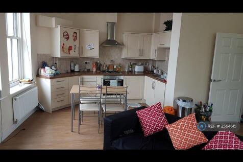 Bright Spacious Living Room/Kitchen