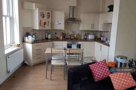 Bright Spacious Living Room/Kitchen