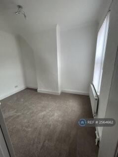 Middle Bedroom 