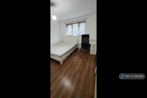 Bedroom - 40&#34; Tv, Wadrobe Inc Drawers, Desk, Chair