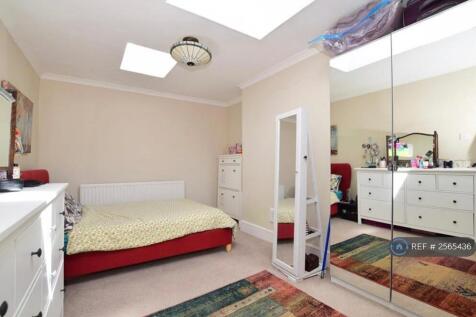 Bedroom 1 (£800)