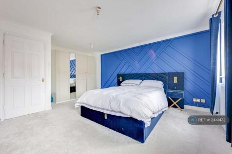 Large Double Bedroom With Wardrobe