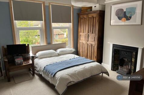Main Bedroom. Triple Glazed.