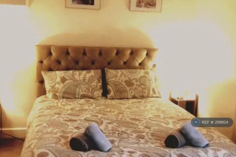 Master Bedroom Kingsize Bed