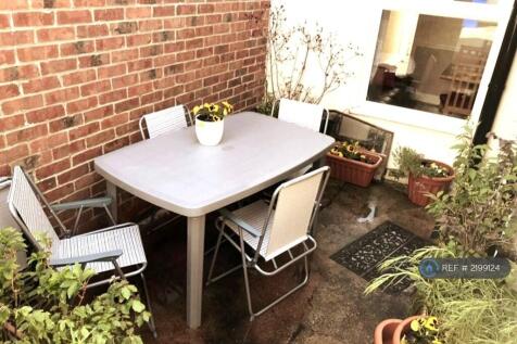 Fully Enclosed Back- Ideal For Dogs!