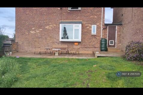 Garden With Decking Area / Built In Shed / Storage
