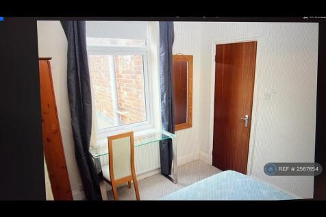Rear Bedroom (3.35m x 2.75m)