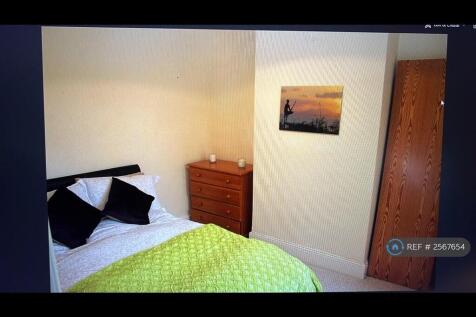 Rear Bedroom (3.35m x 2.75m)