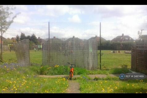 Quiet Back Garden Overlooking Playing Field
