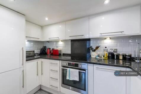 Kitchen - Dishwasher, Microwave, Fridge-Freezer