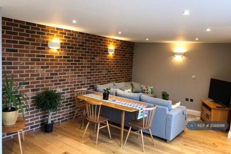 Lounge/Dining Area