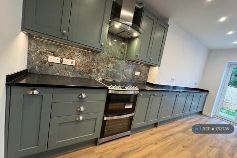 Kitchen With New Aeg Cooker &amp; Matching Hood