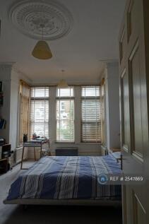 Master Bedroom w Skylight, Spacious, Bed&#43;Wardrobe