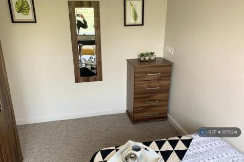 Full Size Mirror, Tv &amp; Internet Plugs
