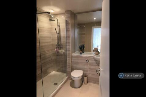 En-Suite Bathroom (1st Bed)