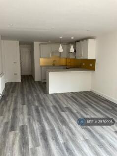 Luxury Kitchen With Dishwasher &amp; Breakfast Bar.