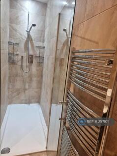 Ensuite Bath 2