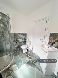 Bedroom 3 &amp; 6 Shared Bathroom