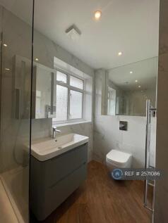 Main Bathroom - 1st Floor 