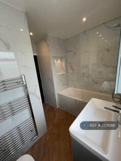 Main Bathroom - 1st Floor 