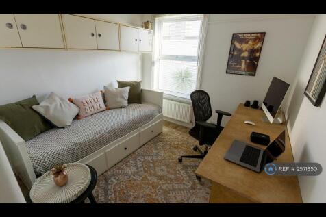 Bedroom / Study