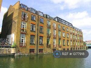 Building Overlooking Regent&#39;s Canal
