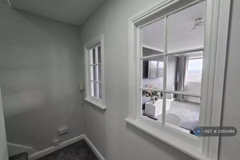 Upper Hall Looking Into Lounge