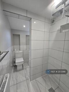 Modern Hi-Spec Bathroom (Only 2 Person Share