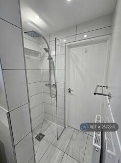 Modern Hi-Spec Bathroom (2 Person Share)