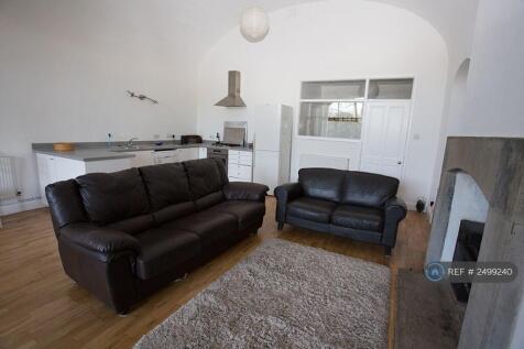 Large 6.63m x 6.12m South East Facing Living Space