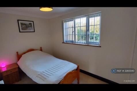Second Bedroom With Single Bed &amp; Wardrobe 