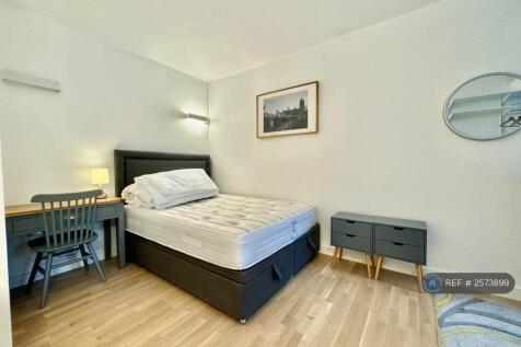 Master Bedroom (Alcove Is Out Of Shot On Right)