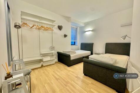 Twin Bedroom: With Two Single Ottoman Storage Beds