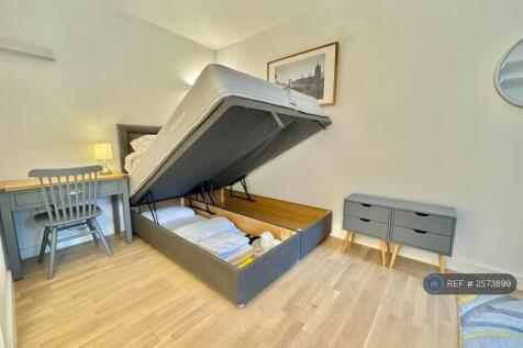 Master Bedroom (Taken From Next To En-Suite)