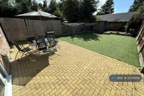 Garden Space With Table &amp; Chairs
