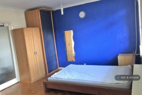 Largest Bedroom / Shared Lounge