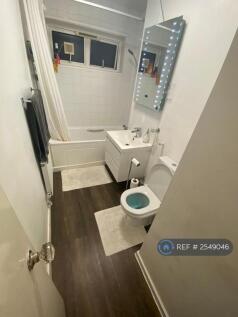 Main Bathroom/Toilet