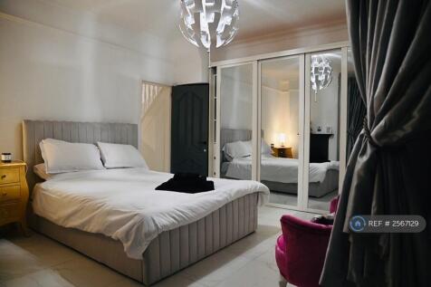 Master Bedroom, Large Wardrobes 